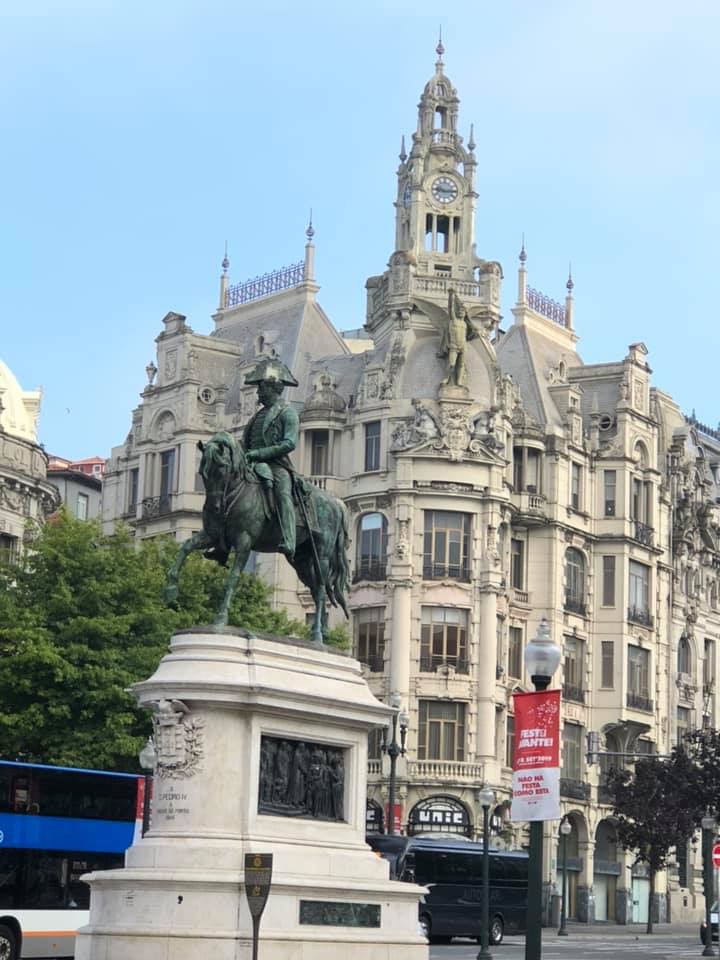 Photo of a building in Porto, Portugal.
